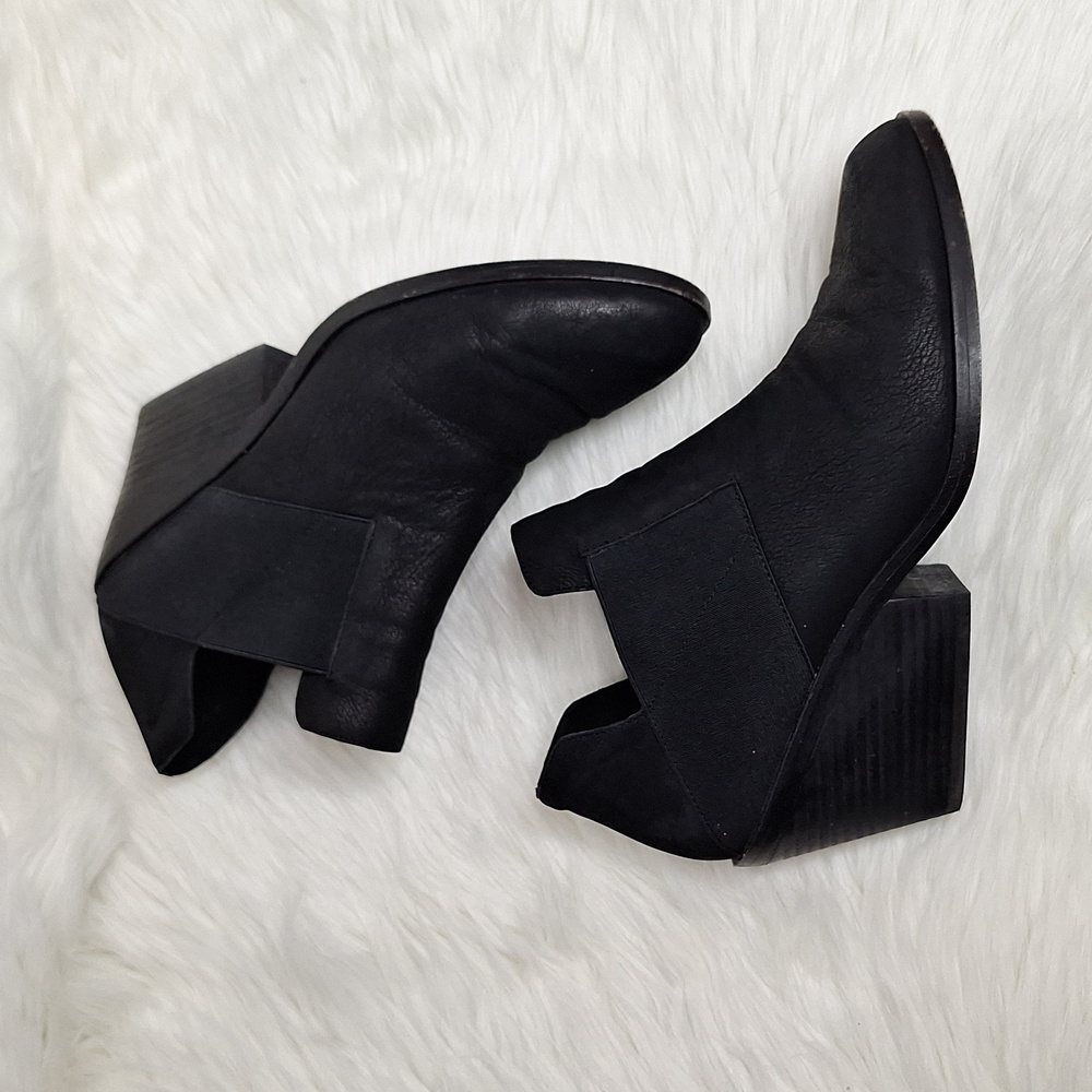 EILEEN FISHER Black Leather Ankle Boots with Elastic Panel Slip On Heele…